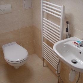 Toaleta s umývátkem 